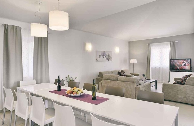 Holiday home with pool and air conditioning