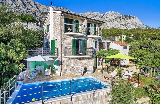 Holiday house Tučepi for 1 - 10 persons with 5 bedrooms - Holiday house