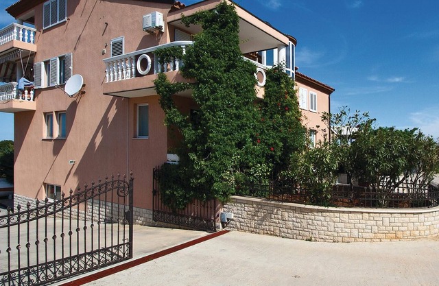 In a quiet part of Galizana, between family houses, are these newly furnished apartments.