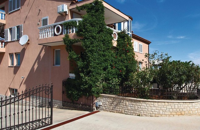 In a quiet part of Galizana, between family houses, are these newly furnished apartments.