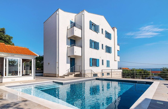 Look forward to a nice vacation in this apartment with sea view.