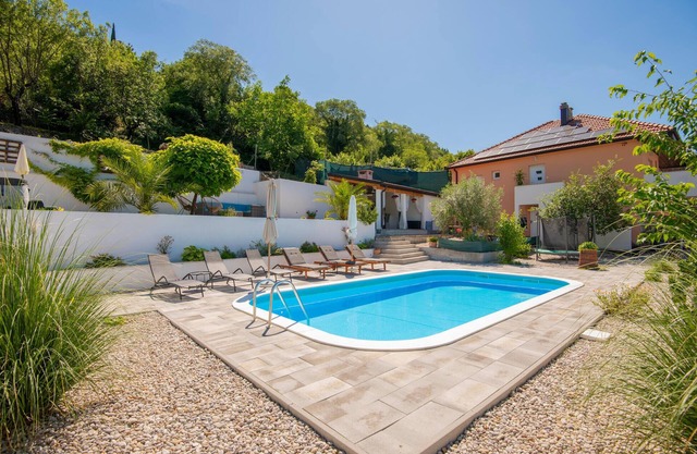 Lovely home in Donji Prolozac