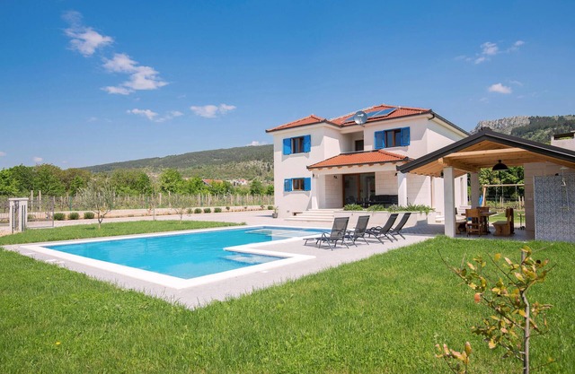 Lovely home in Donji Prolozac