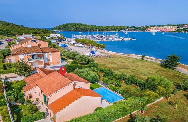 Lovely home in Pula with house sea view