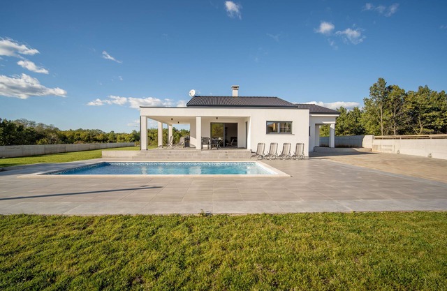 Modern holiday home with spacious garden & pool