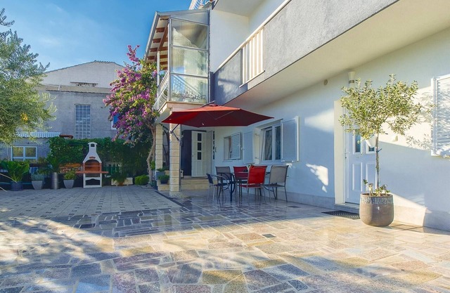 Nice apartment in Dugi Rat with WiFi