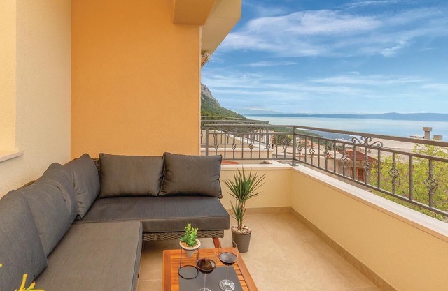 Nice apartment in Makarska with house sea view in Makarska