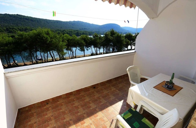 One bedroom apartment near beach Cove Mala Lamjana, Ugljan (A-8461-e)