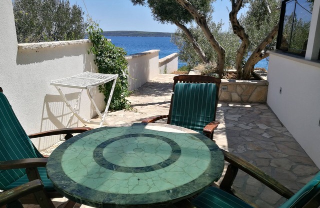 One bedroom apartment near beach Zavala, Hvar (A-553-g)