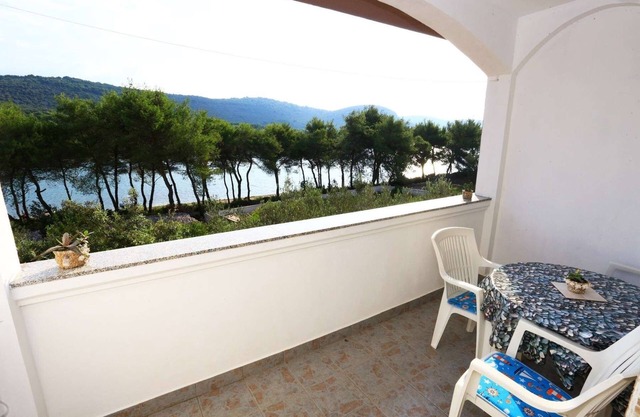 One bedroom apartment near beach Cove Mala Lamjana, Ugljan (A-8461-b)