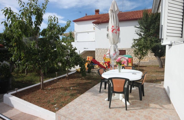 One bedroom apartment with terrace Preko, Ugljan (A-8232-b)