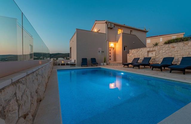 "Perfect runaway" in quiet bay with sea view and heated pool -app for 3 - Mona 2