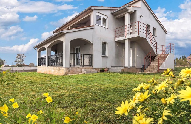 Spacious apartment on the second floor of a family house near Pula.