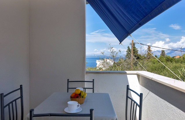 Studio flat near beach Cove Pokrivenik, Hvar (AS-5231-e)