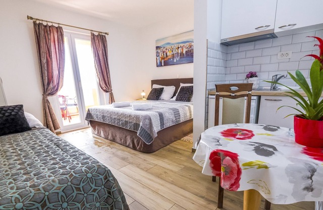 Studio for 2 adults with beautiful sea view and swimming pool