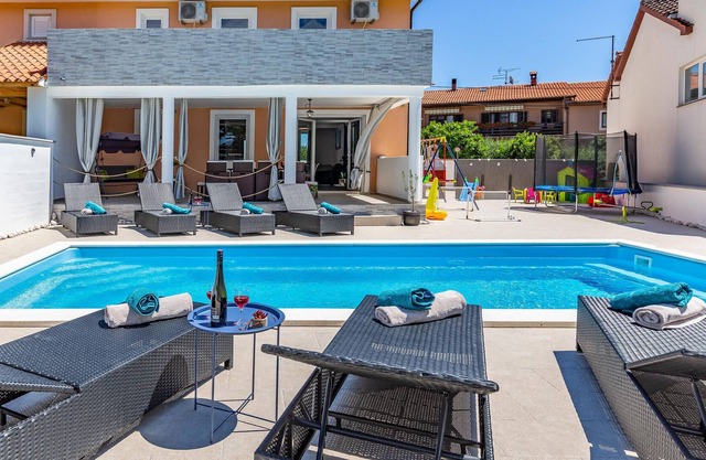 This attractive semi-detached house with pool is located in Mar.