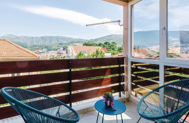 This practically furnished apartment has an ideal location near the beach and the promenade, where y
