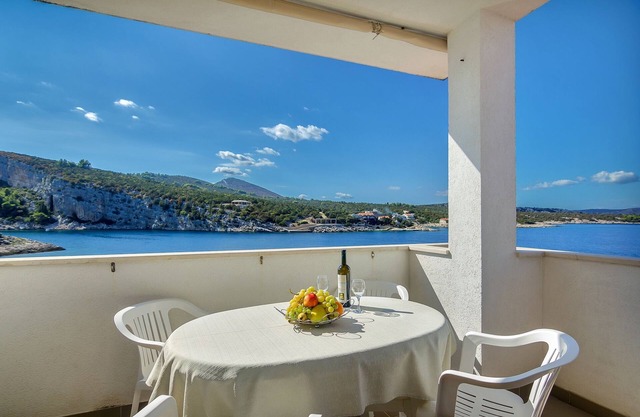 Three bedroom apartment near beach Cove Pokrivenik, Hvar (A-5231-a)