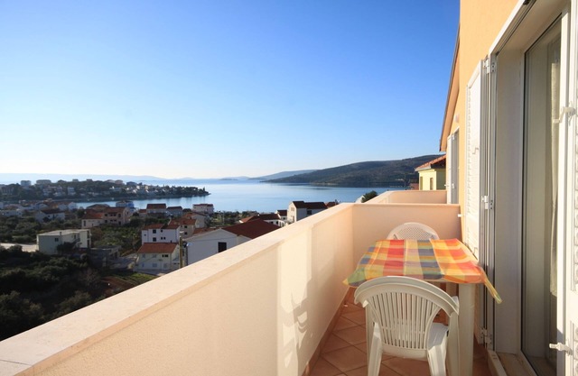 Two bedroom apartment with balcony and sea view Seget Vranjica, Trogir (A-8507-c)