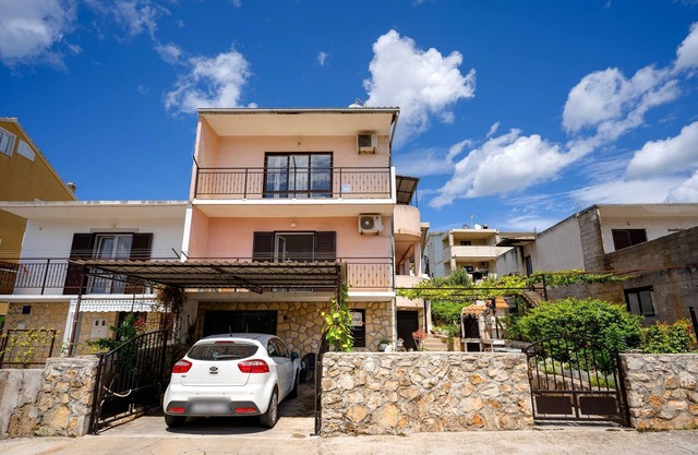 Two bedroom apartment with balcony Stari Grad, Hvar (A-18458-a)