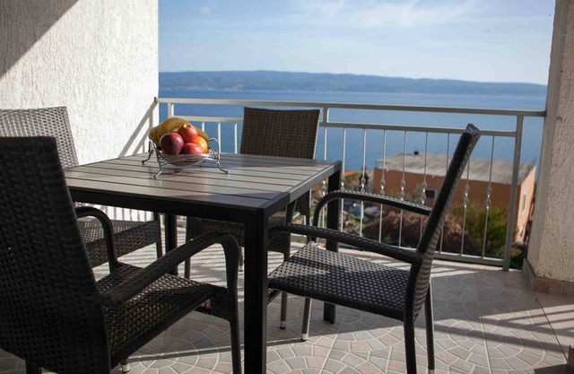 Two bedroom apartment with terrace and sea view Suhi Potok, Omiš (A-11574-a)