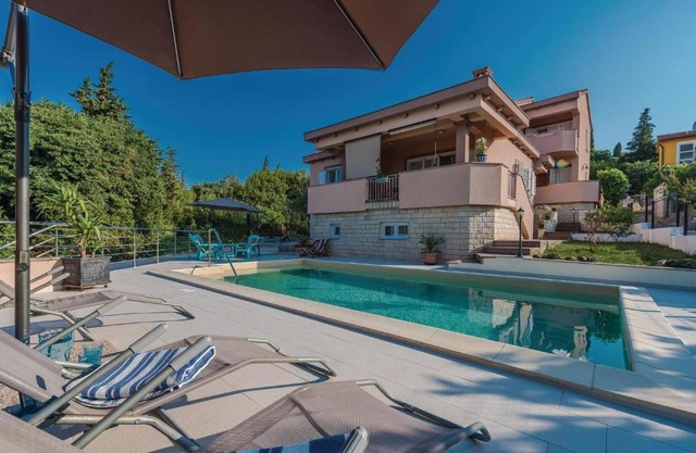 Two-Bedroom Apartment in Sutomiscica