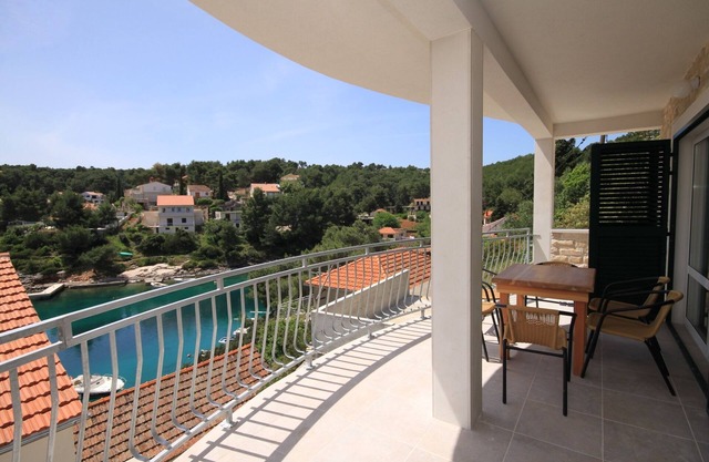 Two bedroom apartment near beach Basina, Hvar (A-8754-b)