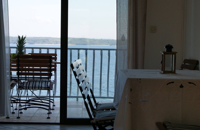 Two bedroom apartment near beach Zavala, Hvar (A-553-e)
