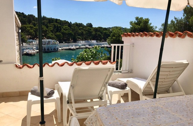 Two bedroom apartment near beach Hvar (A-4591-b)