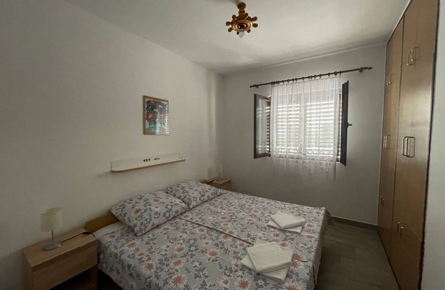 Two bedroom apartment near beach Kali, Ugljan (A-345-c)