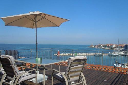 Unique spacious apartment with terrace in Piran