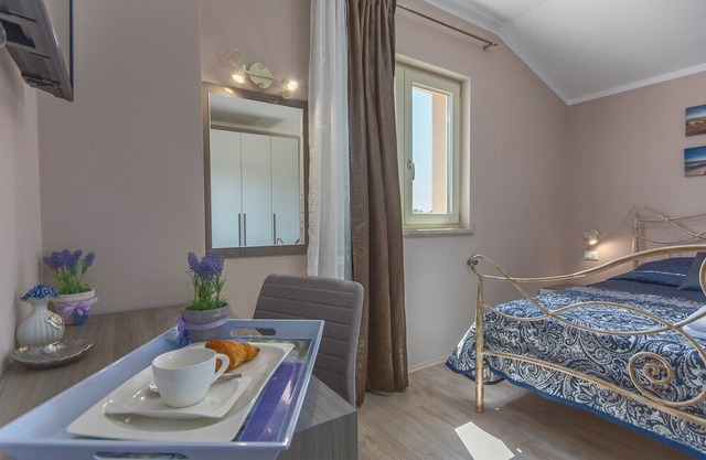 Villa Contessa with Beautiful Garden and Fireplace