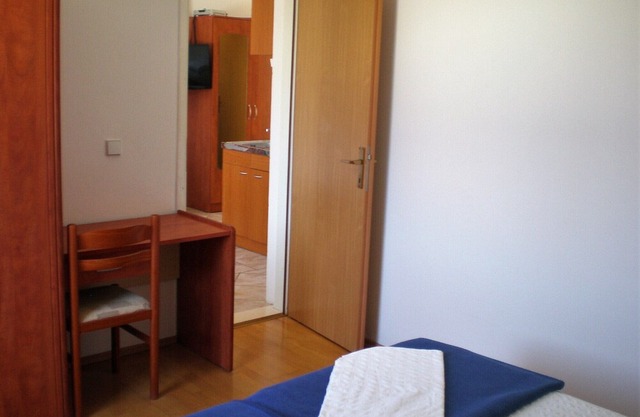 Villa Doris - 1 bedroom APARTMENT for 4 adults, shared sea view terrace