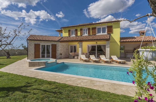 Villa Gardenia with pool, garden and jacuzzi