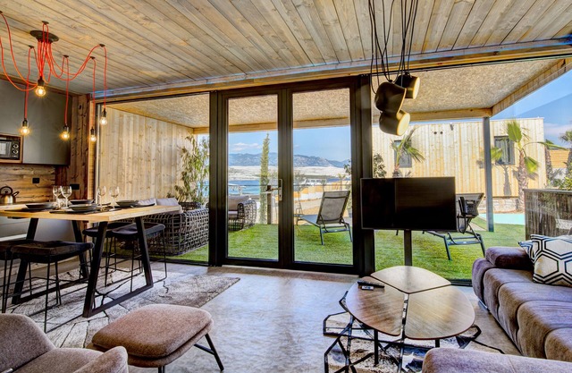 Villa in Zrce, close to the beach, water sports, festival, party, free wifi, up to 6 people.