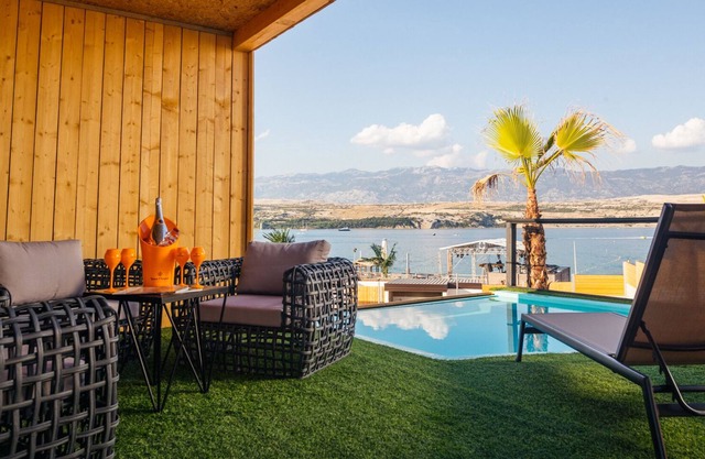 Villa in Zrce, close to the beach, water sports, festival, party, free wifi, up to 6 people.
