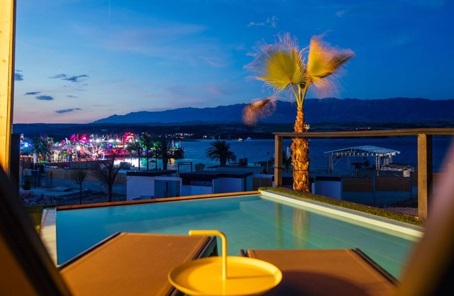 Villa in Zrce, close to the beach, water sports, festival, party, free wifi, up to 6 people.