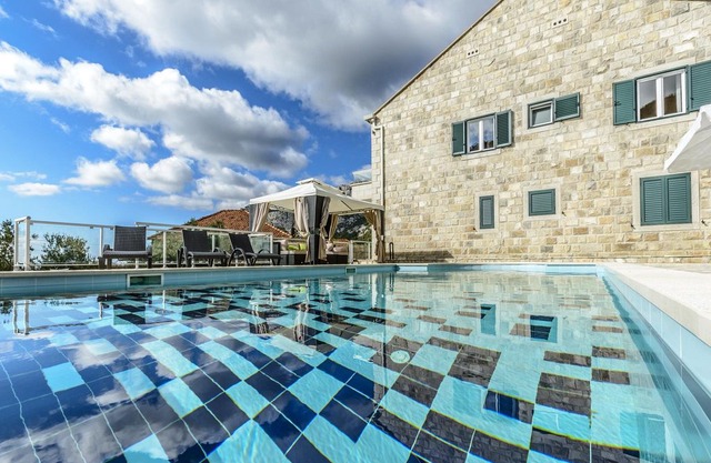 Villa Pave / Six Bedrooms H1