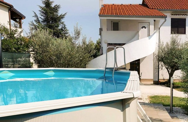 Welcome to this practical vacation apartment with swimming pool.