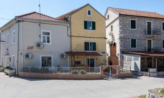 Opuzen House | 120 m² House ∙ 3 bedrooms ∙ 6 guests