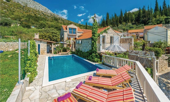 Trsteno House | 129 m² House ∙ 3 bedrooms ∙ 8 guests