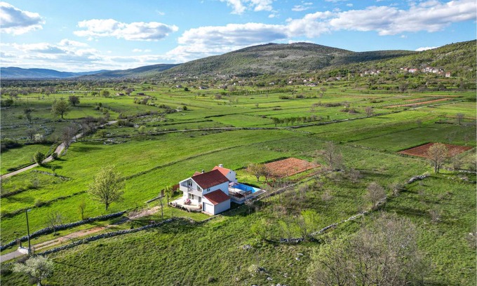 Trilj House | 130 m² House ∙ 4 bedrooms ∙ 8 guests