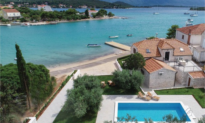 Loviste House | 135 m² House ∙ 3 bedrooms ∙ 6 guests