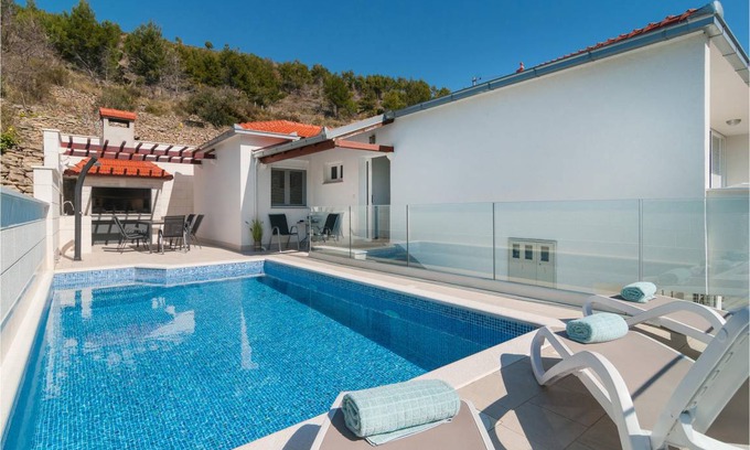 Zrnovnica House | 140 m² House ∙ 4 bedrooms ∙ 8 guests
