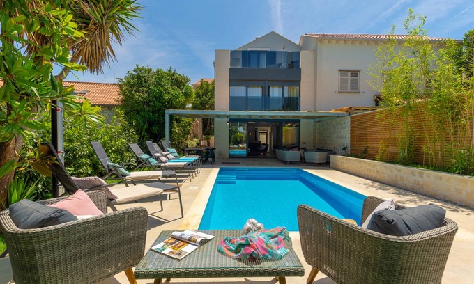 Pile Villa | 150 m² Villa ∙ 5 bedrooms ∙ 10 guests