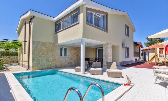 Kastel House | 158 m² House ∙ 4 bedrooms ∙ 8 guests