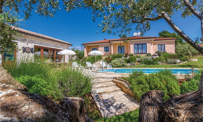Kastel House | 163 m² House ∙ 4 bedrooms ∙ 8 guests