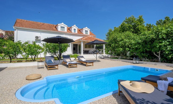 Cove Makarac (Milna) Villa | 200 m² Villa ∙ 4 bedrooms ∙ 9 guests