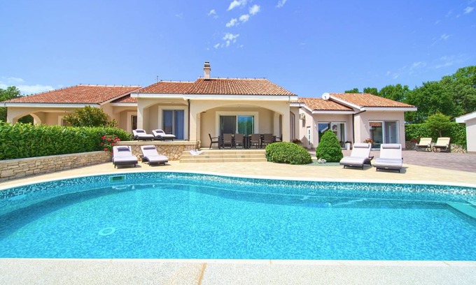 Vrh Villa | 204 m² Villa ∙ 4 bedrooms ∙ 12 guests