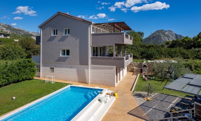 Omis Villa | 215 m² Villa ∙ 4 bedrooms ∙ 7 guests